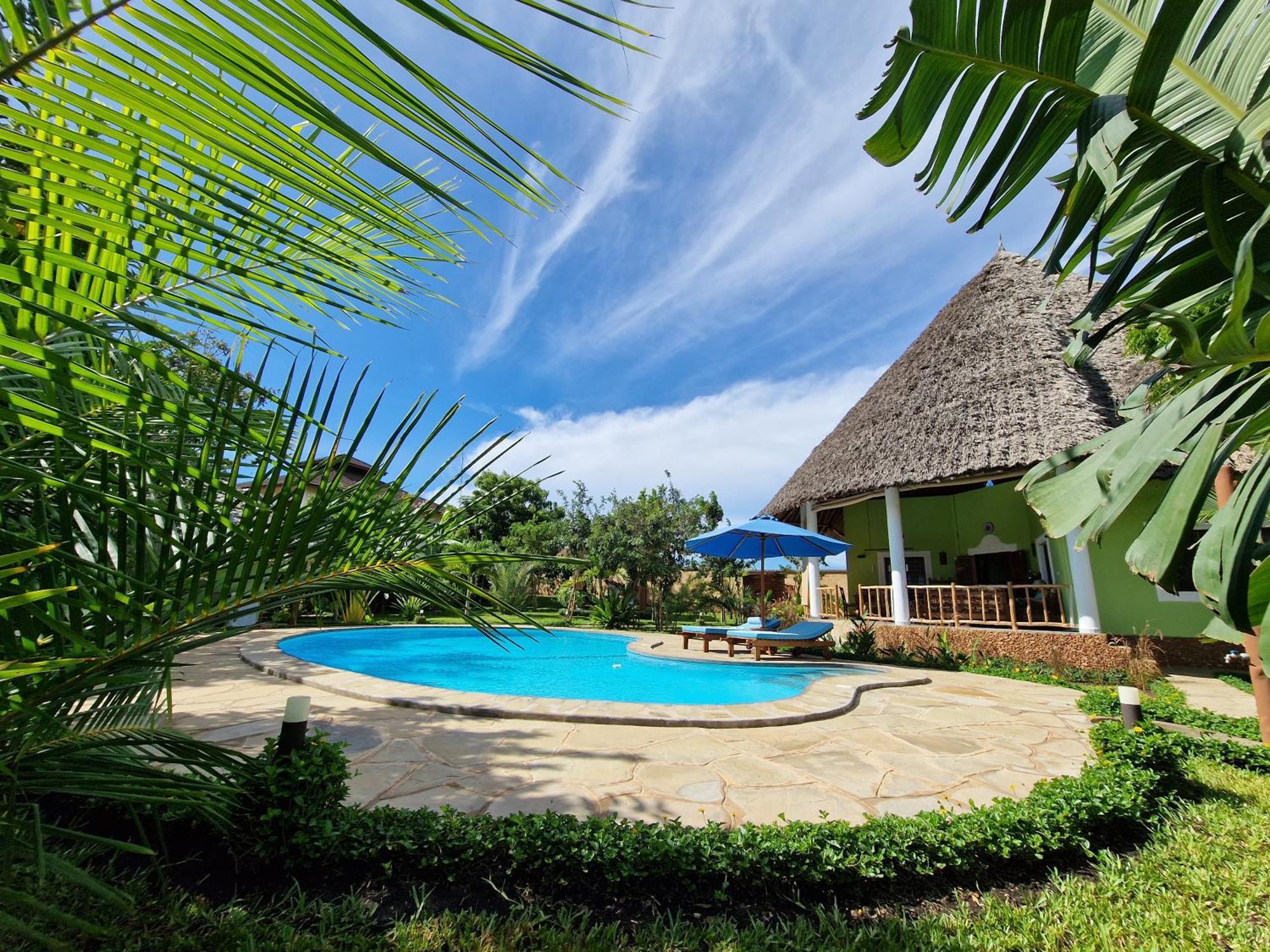 Paradiesische Villa Maisha Mazuri Mit Pool. Terrasse Und Personal Diani Beach Kültér fotó