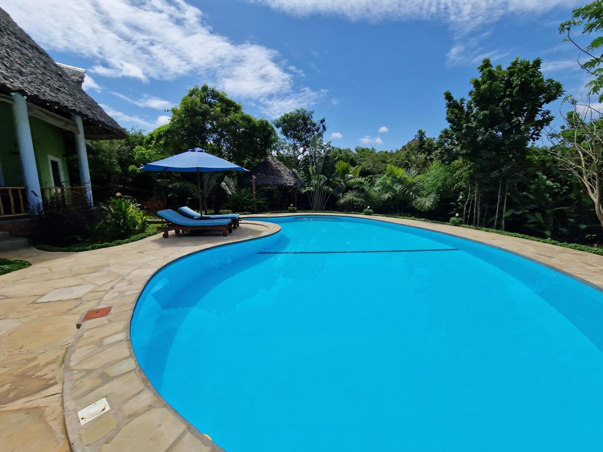 Paradiesische Villa Maisha Mazuri Mit Pool. Terrasse Und Personal Diani Beach Kültér fotó