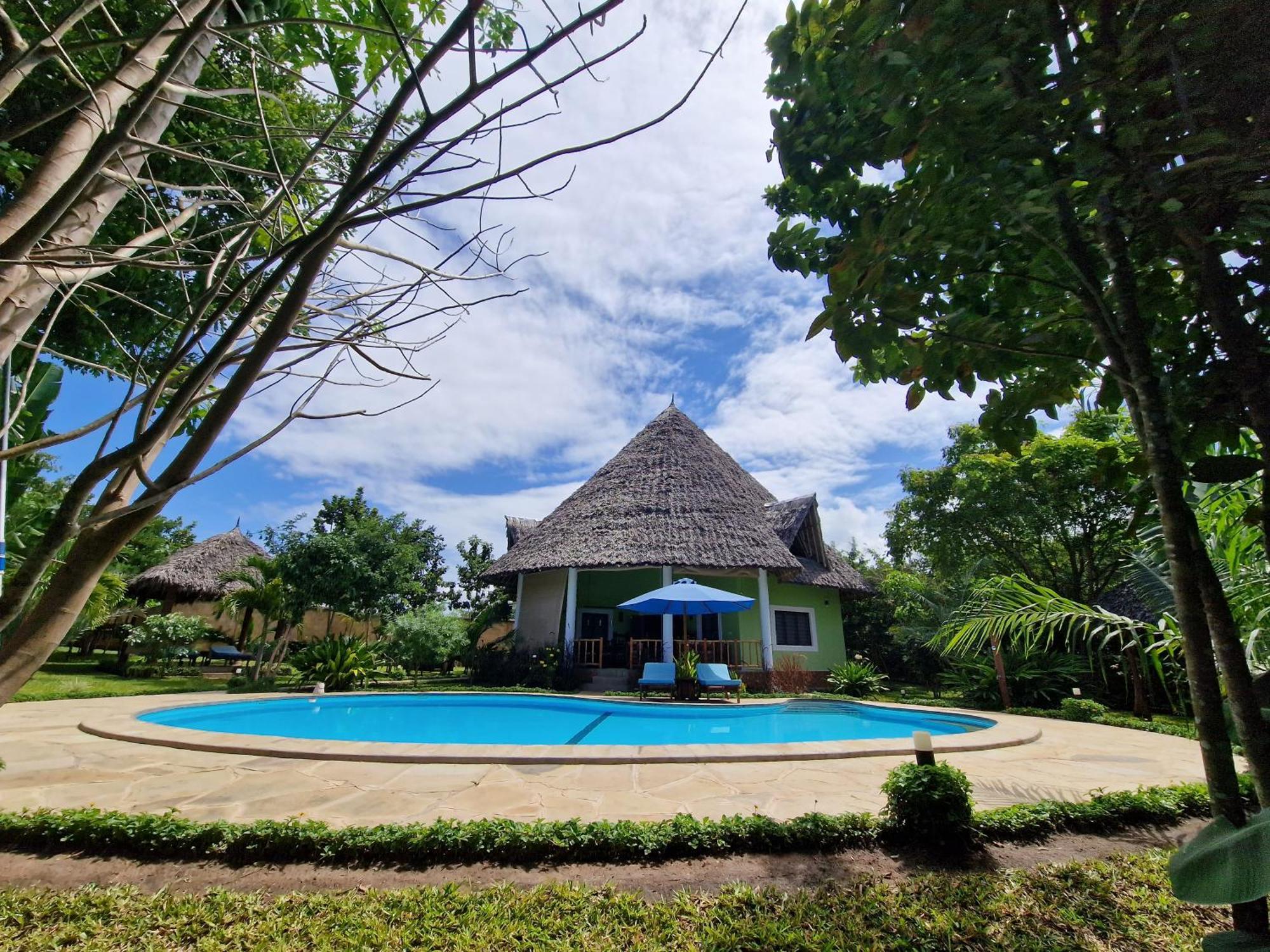 Paradiesische Villa Maisha Mazuri Mit Pool. Terrasse Und Personal Diani Beach Kültér fotó